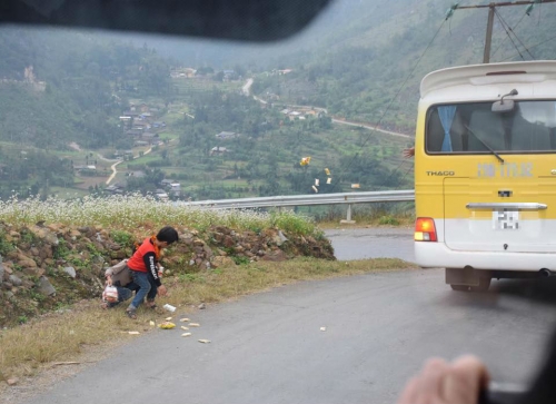 nem qua cho tre em vung cao hanh dong van hoa phan cam