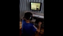 dau ruot voi thanh nien lan dau duoc cam chuot choi counter strike