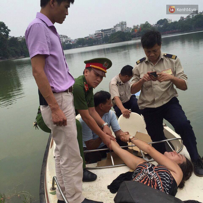 ha noi nu du khach nuoc ngoai boi ra thap rua mua hat