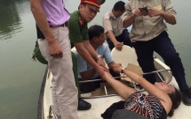 ha noi nu du khach nuoc ngoai boi ra thap rua mua hat