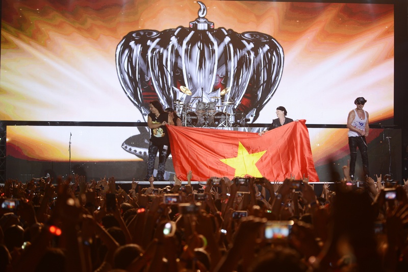 scorpions dot chay hon 10000 khan gia tai hoang thanh thang long