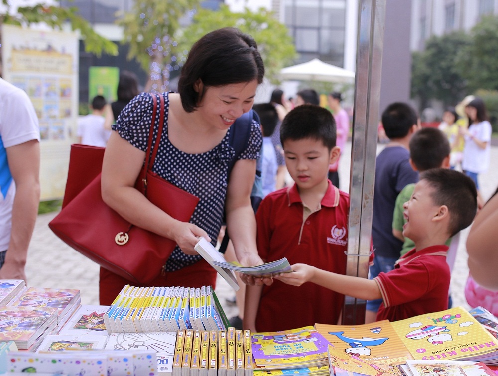 doc dao kho sach noi tai vinschool bookfair 2016