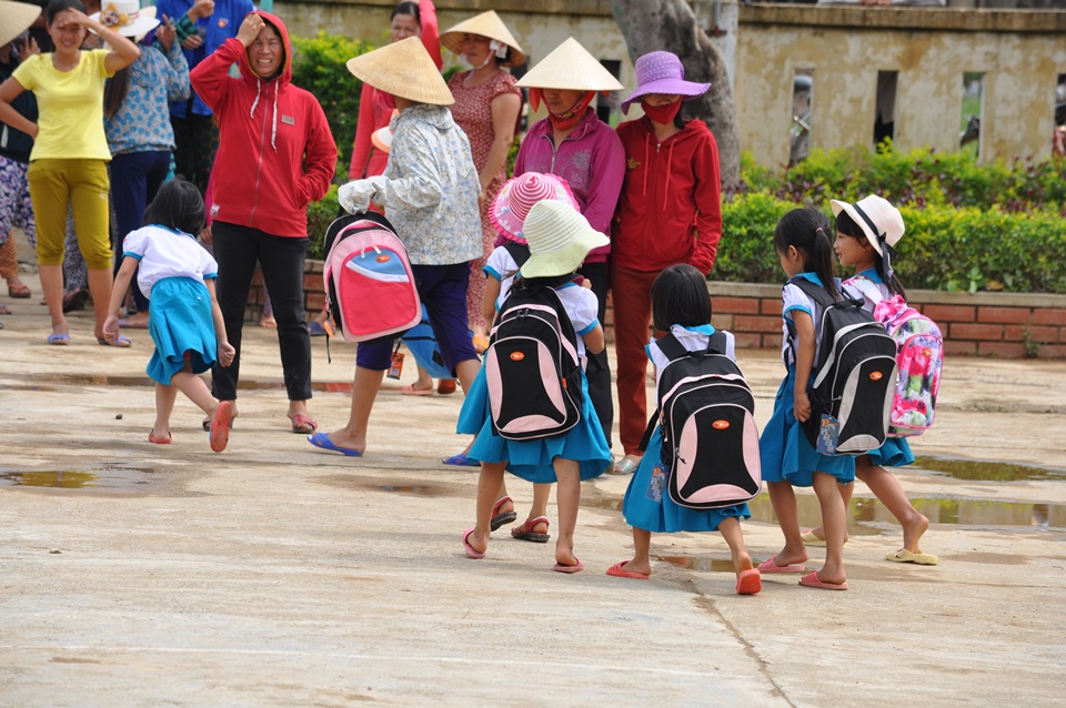 no luc de tre em vung lu som tro lai truong hoc