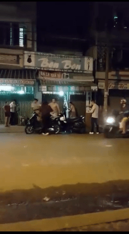 giup do co gai bi nguoi yeu danh giua duong nguoi dan ong gap cai ket qua dang