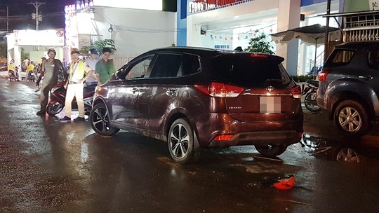 nguoi phu nu bi xe hop tong trung keo le gan 1 km dan toi tu vong