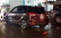 nguoi phu nu bi xe hop tong trung keo le gan 1 km dan toi tu vong