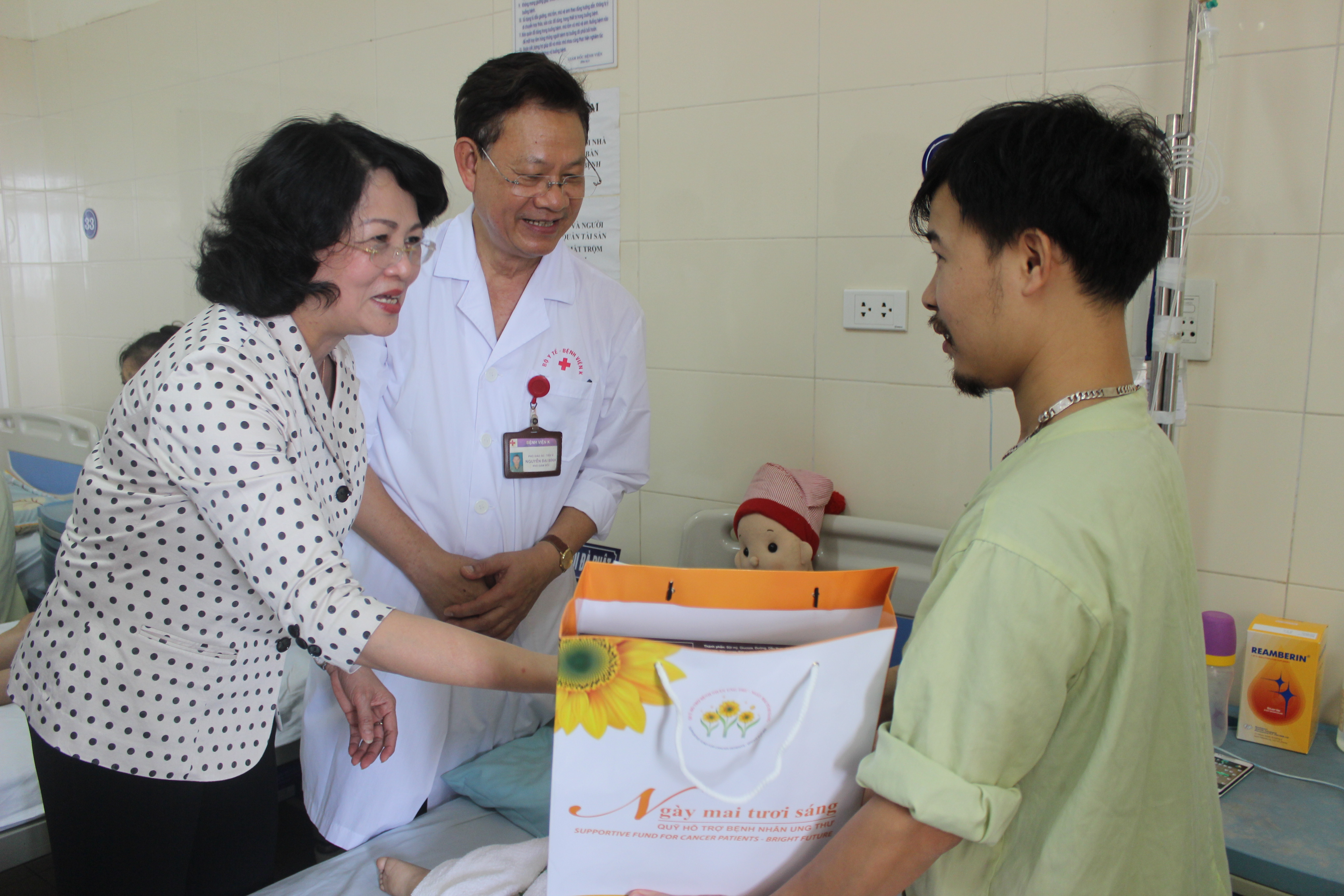 pho chu tich nuoc tang qua trung thu cho cac benh nhi ung thu