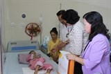 pho chu tich nuoc tang qua trung thu cho cac benh nhi ung thu