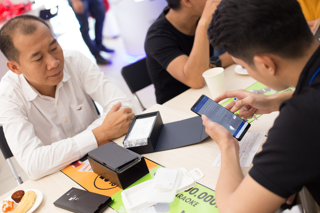 giua song iphone galaxy note8 van dai thang tai viet nam voi 40000 don dat hang ty le dat coc cao ky luc