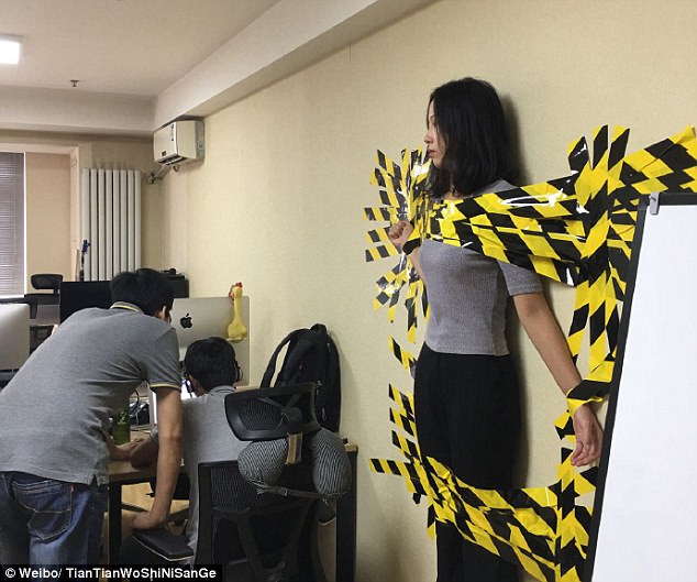 bi sep phat hien vi pham quy dinh cong ty co gai xinh dep bi dan bang keo dinh chat vao tuong