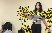 bi sep phat hien vi pham quy dinh cong ty co gai xinh dep bi dan bang keo dinh chat vao tuong