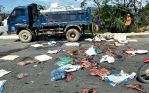 ha tinh xe tai chon lap 6 tan muc thoi gan bo de hang tram nguoi dan vay quanh phan doi