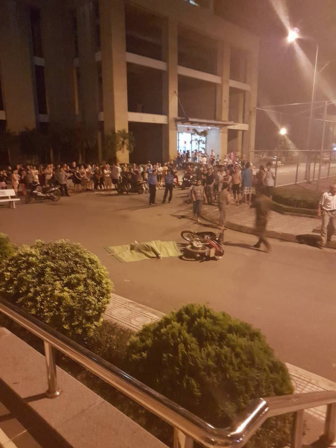 co gai tre roi tu tang 25 chung cu o ha noi xuong dat nguoi di xe may ngat xiu vi soc