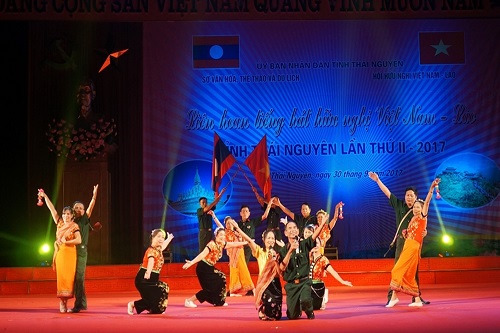 tinh huu nghi viet lao tham dam qua tung loi ca dieu mua