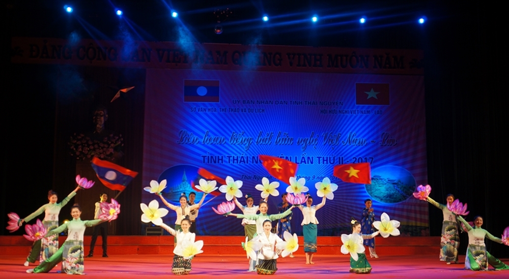 tinh huu nghi viet lao tham dam qua tung loi ca dieu mua