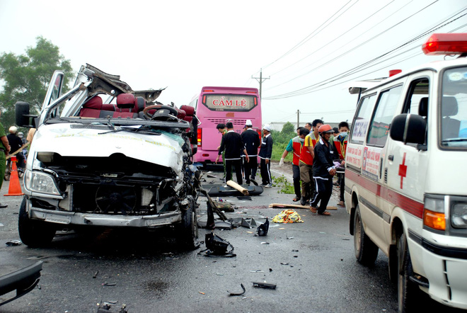 6 nguoi tu vong tai cho nhieu nguoi bi thuong sau vu va cham nghiem trong giua 2 xe khach