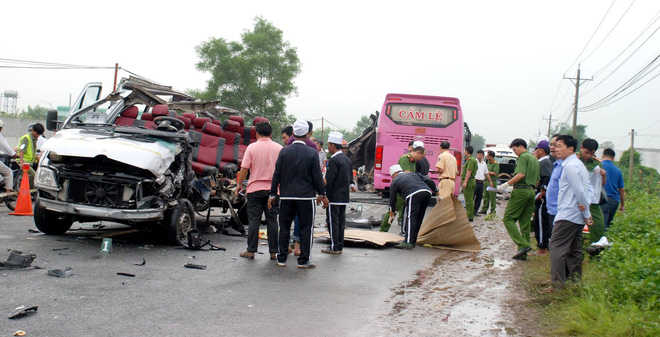 6 nguoi tu vong tai cho nhieu nguoi bi thuong sau vu va cham nghiem trong giua 2 xe khach