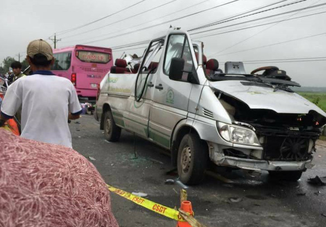 6 nguoi tu vong tai cho nhieu nguoi bi thuong sau vu va cham nghiem trong giua 2 xe khach