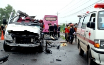 6 nguoi tu vong tai cho nhieu nguoi bi thuong sau vu va cham nghiem trong giua 2 xe khach