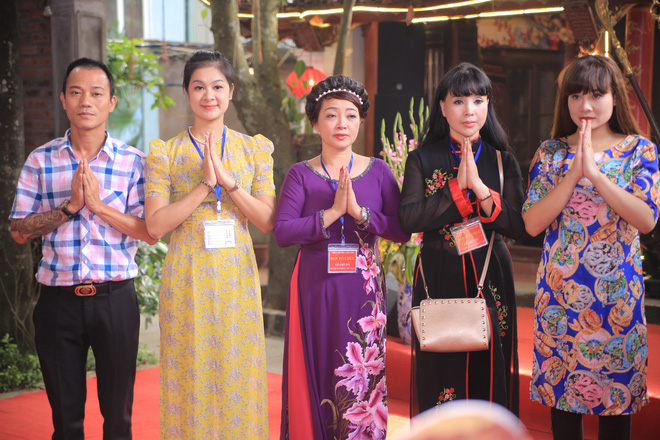 mc thao van bat ngo the hien giong hat trong le gio to nghe