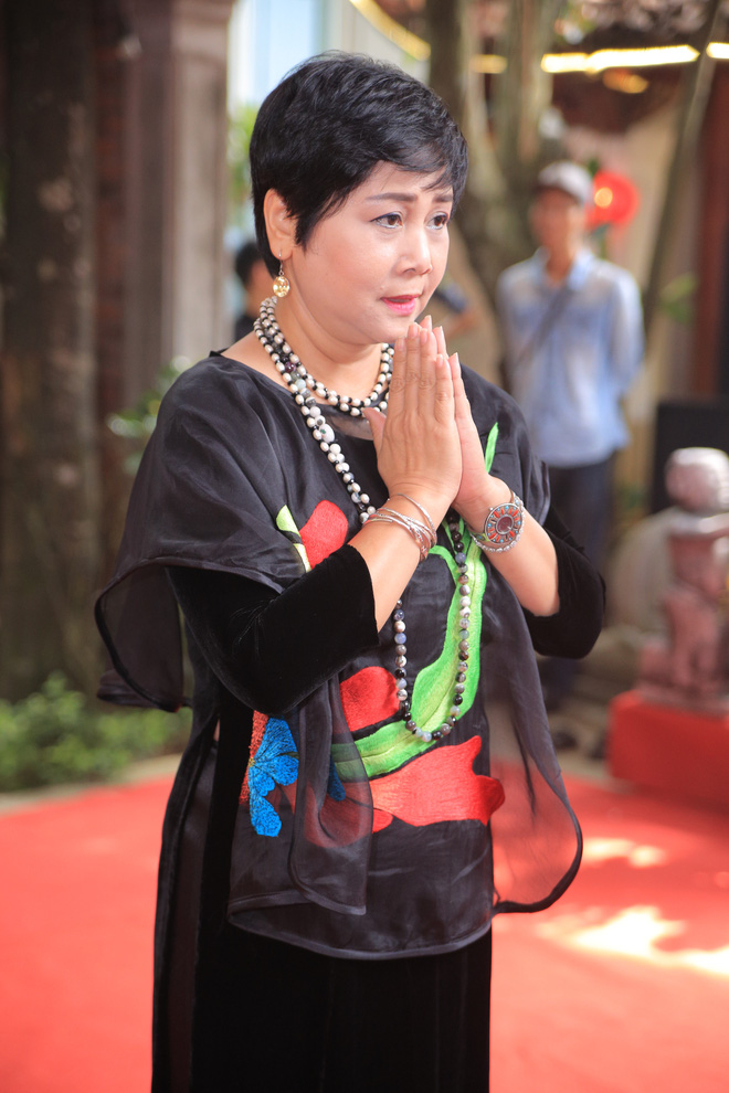 mc thao van bat ngo the hien giong hat trong le gio to nghe
