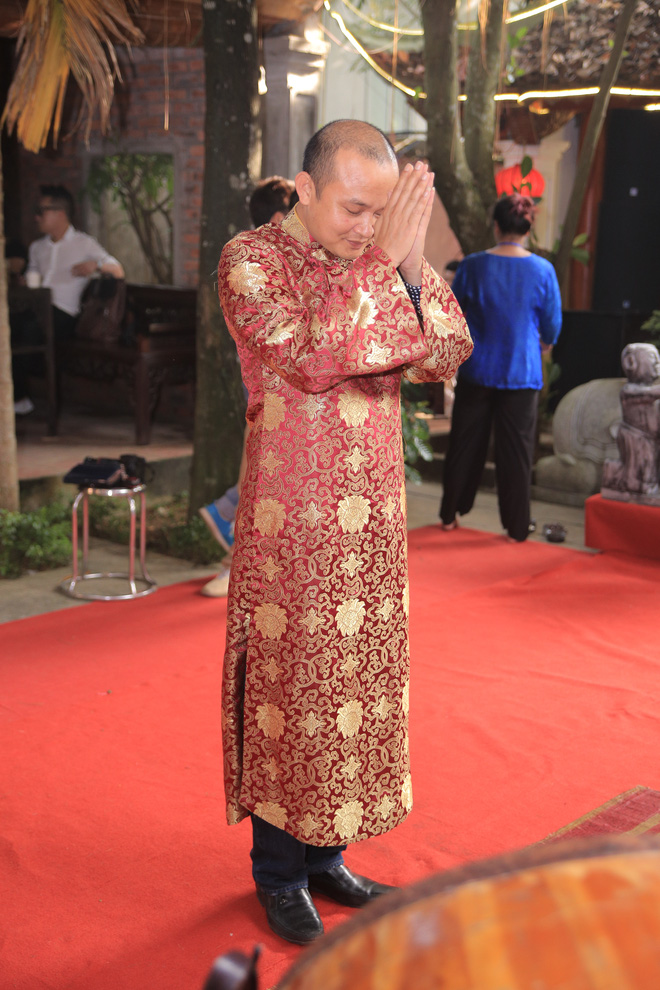mc thao van bat ngo the hien giong hat trong le gio to nghe