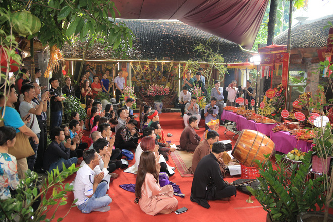 mc thao van bat ngo the hien giong hat trong le gio to nghe