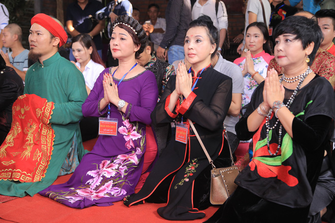 mc thao van bat ngo the hien giong hat trong le gio to nghe