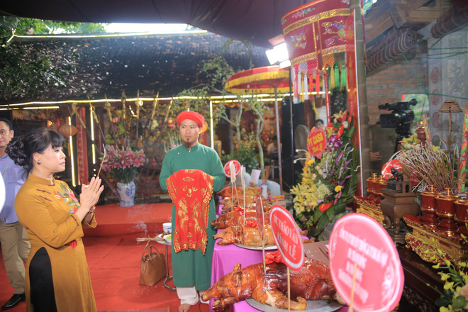 mc thao van bat ngo the hien giong hat trong le gio to nghe