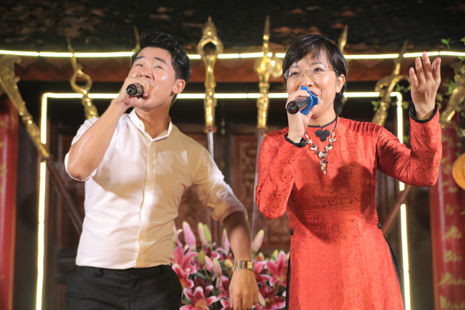 mc thao van bat ngo the hien giong hat trong le gio to nghe