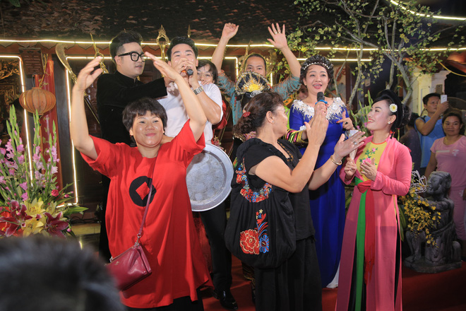 mc thao van bat ngo the hien giong hat trong le gio to nghe