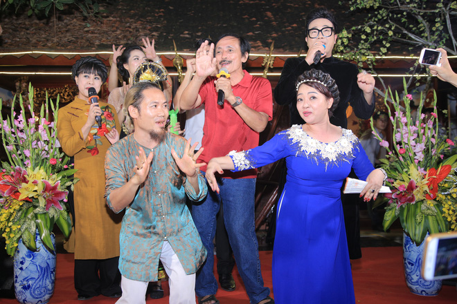 mc thao van bat ngo the hien giong hat trong le gio to nghe