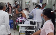 nhieu nguoi bat khoc hoang hot chay di tim con em trong benh vien sau vu tai nan tham khoc o tay ninh