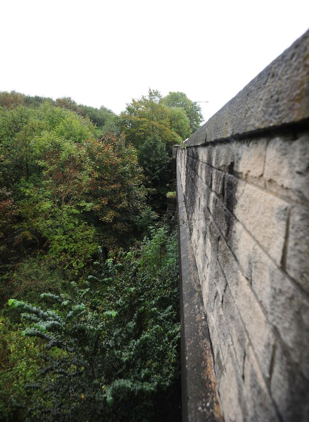 khong biet vi ly do gi ma nguoi dan ong nay da nem be gai 3 tuoi xuong cay cau cao 9m