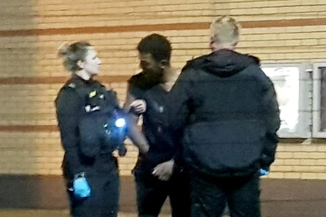 khong biet vi ly do gi ma nguoi dan ong nay da nem be gai 3 tuoi xuong cay cau cao 9m