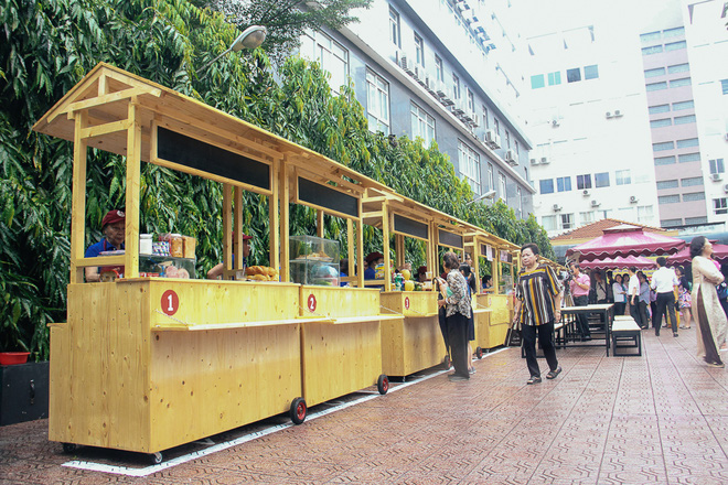 lanh dao quan 1 li xi cho cac tieu thuong trong ngay khai truong pho hang rong thu 2 o sai gon