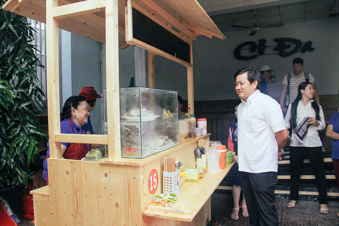 lanh dao quan 1 li xi cho cac tieu thuong trong ngay khai truong pho hang rong thu 2 o sai gon