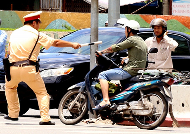 thanh nien tang ga thao chay sau khi tong trung csgt bo 2 nguoi ban lai hien truong da den cong an trinh dien