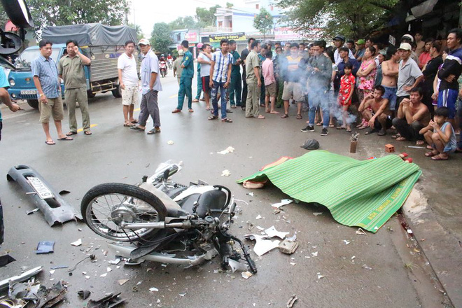 binh duong xe may vo nat sau khi tong manh vao xe tai 2 nam thanh nien tu vong