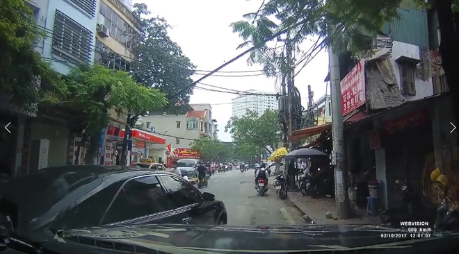 video va cham tren pho thuy khue ha noi 2 tai xe binh tinh xem xet roi niem no bat tay nhau day than thien