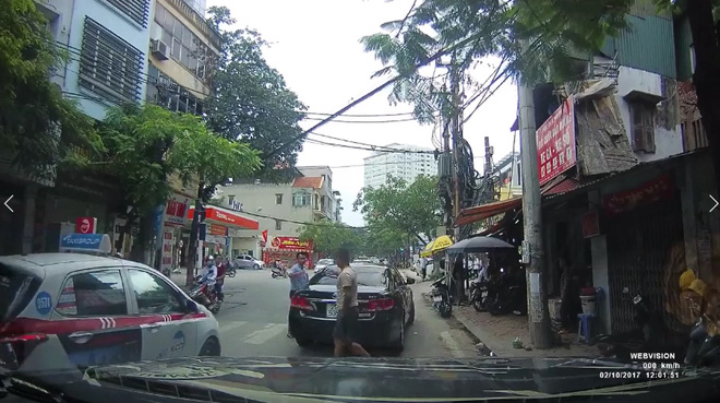 video va cham tren pho thuy khue ha noi 2 tai xe binh tinh xem xet roi niem no bat tay nhau day than thien