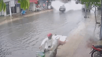 video khien nhieu nguoi buc xuc xe sang lao nhu bay nuoc vang tung toe 2 ben duong ngap o tp ho chi minh