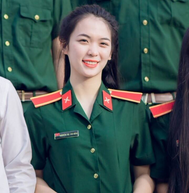 chi tu mot buc anh co giao day an ninh quoc phong xinh dep khien cong dong mang day song