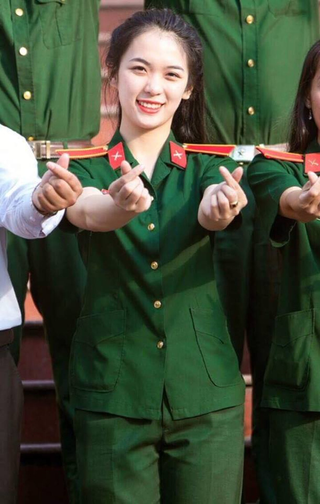 chi tu mot buc anh co giao day an ninh quoc phong xinh dep khien cong dong mang day song