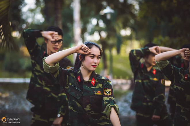 chi tu mot buc anh co giao day an ninh quoc phong xinh dep khien cong dong mang day song