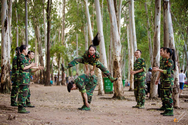 chi tu mot buc anh co giao day an ninh quoc phong xinh dep khien cong dong mang day song