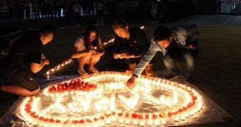 dang thap nen cau hon ban gai thi bi bao ve ra dap lua chang trai may man nhan duoc cai ket co hau