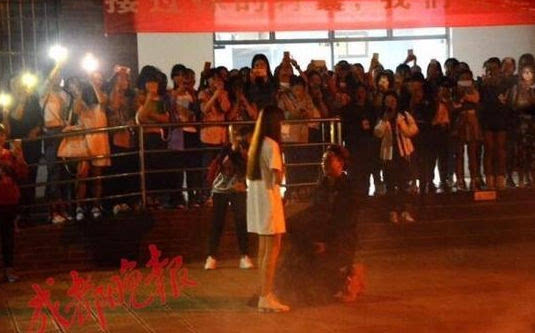 dang thap nen cau hon ban gai thi bi bao ve ra dap lua chang trai may man nhan duoc cai ket co hau
