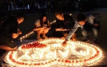 dang thap nen cau hon ban gai thi bi bao ve ra dap lua chang trai may man nhan duoc cai ket co hau