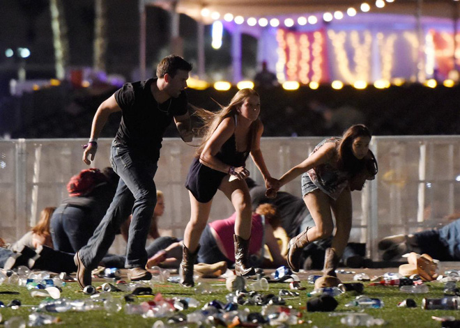 phut kinh hoang khi 22 nghin nguoi thao chay duoi lan mua dan xa vao dau trong cuoc tan cong tai las vegas